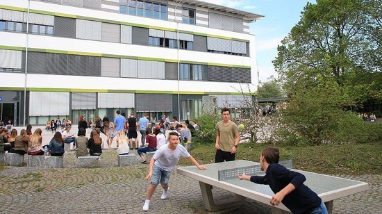 Tischtennisspielen im Pausenhof