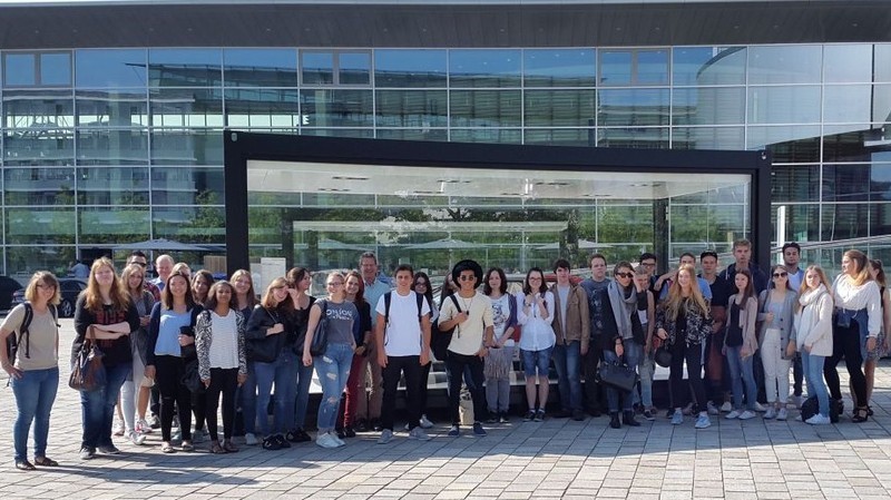 Gruppenbild vor Audi-Zentrale