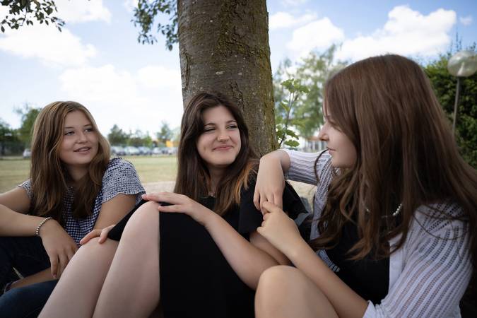 Mädchen vor einem Baum im Pausenhof