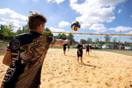Aufschlag beim Beachvolleyball.
