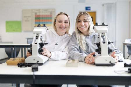 Schülerinnen mi Mikroskopen im Labor