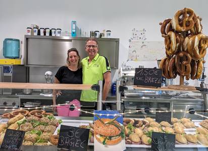 Cafeteria-Betreiber hinter der Theke