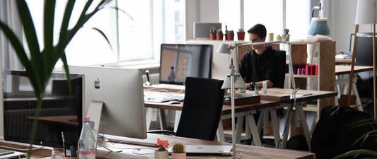 Junge beim Praktikum in einem Büro