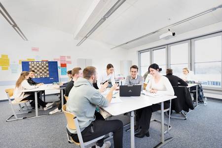 Teamarbeit im Klassenzimmer mit Laptop