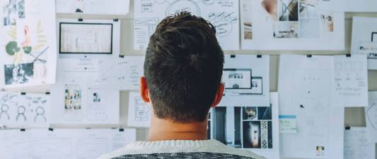 Junge schaut auf Tafel mit vielen Blättern