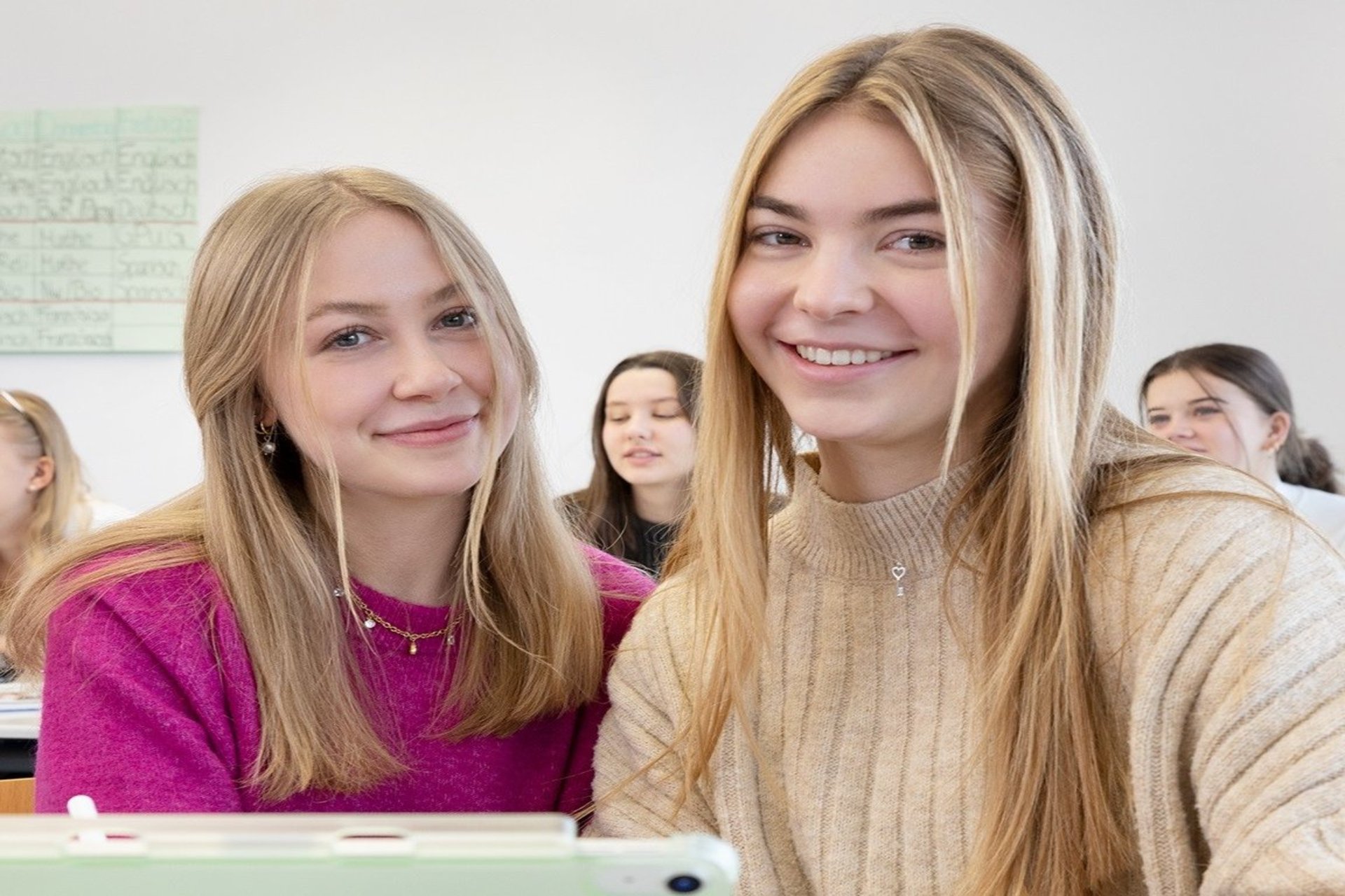 Zwei Schülerinnen im Klassenzimmer